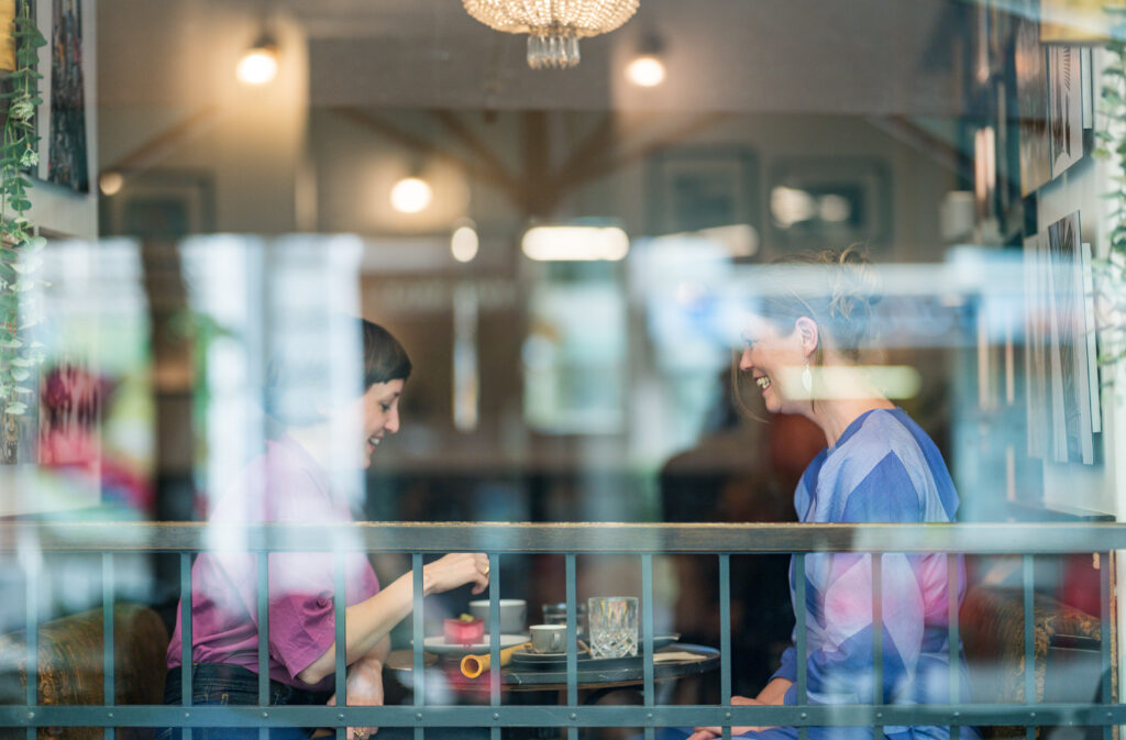 Zwei Frauen im Kaffeehaus