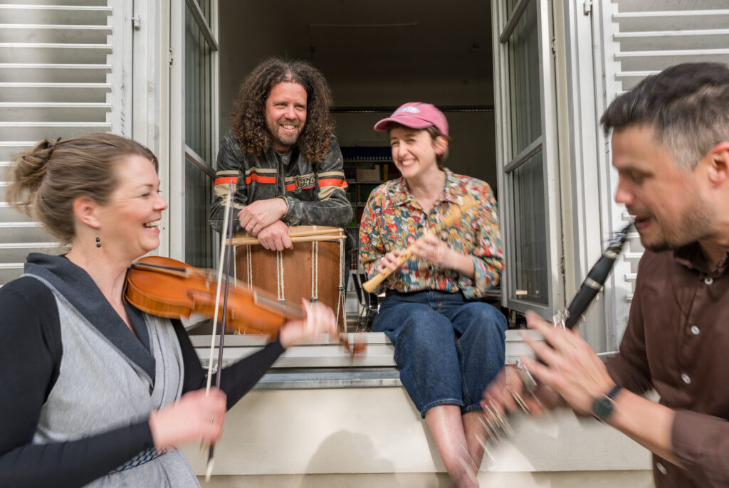 Vier Musikerinnen am Fenster